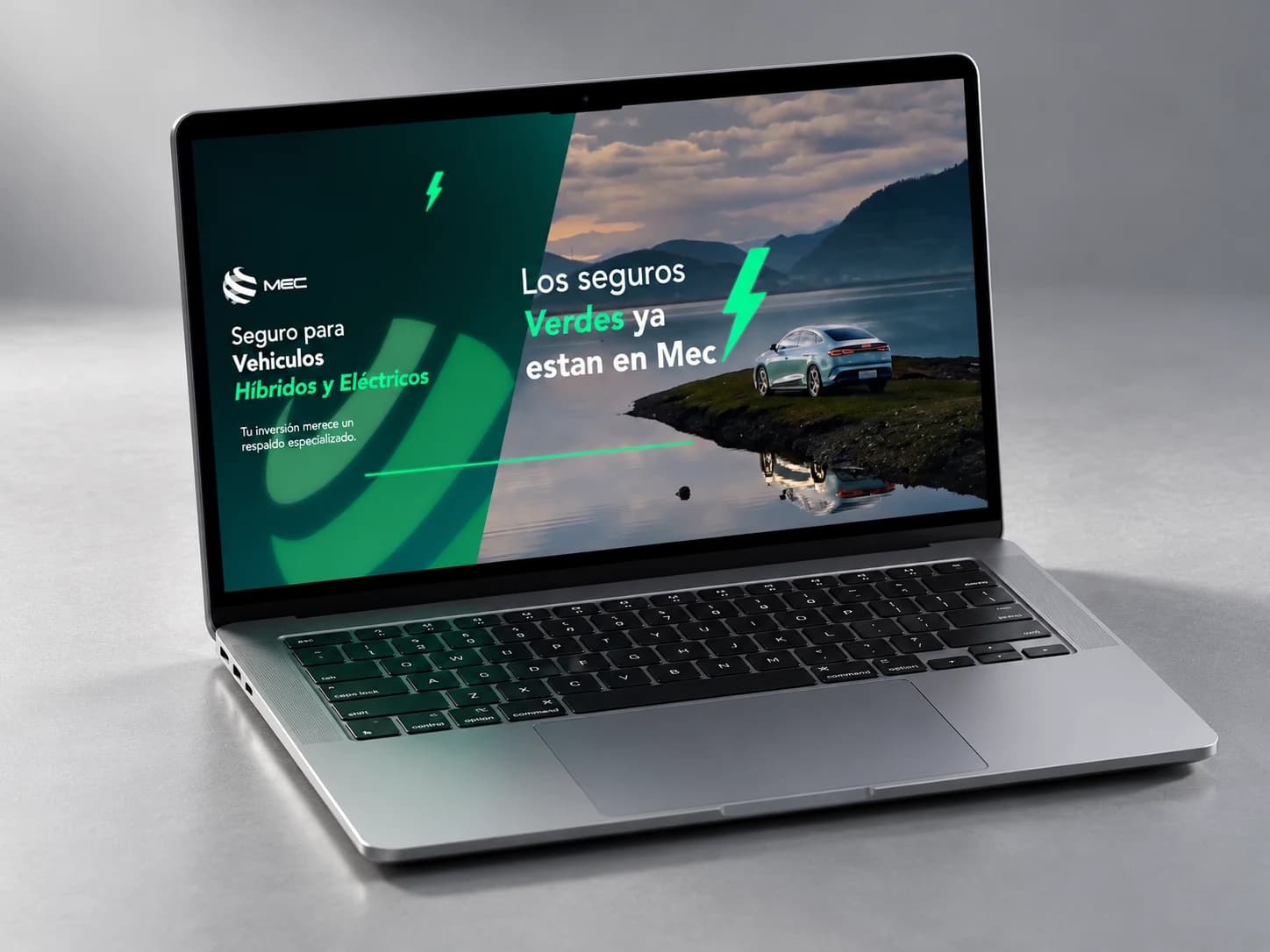 Mockup de un portátil con la campaña de seguros para vehículos híbridos y eléctricos de MEC